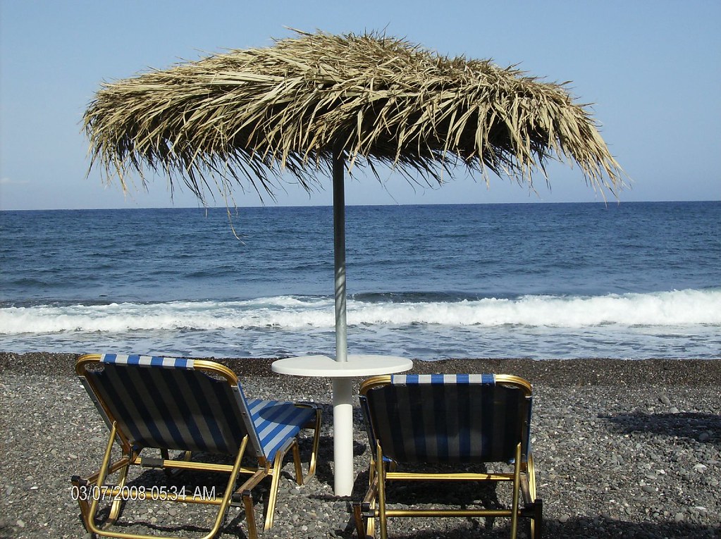 la playa de Kamari con una tumbona 