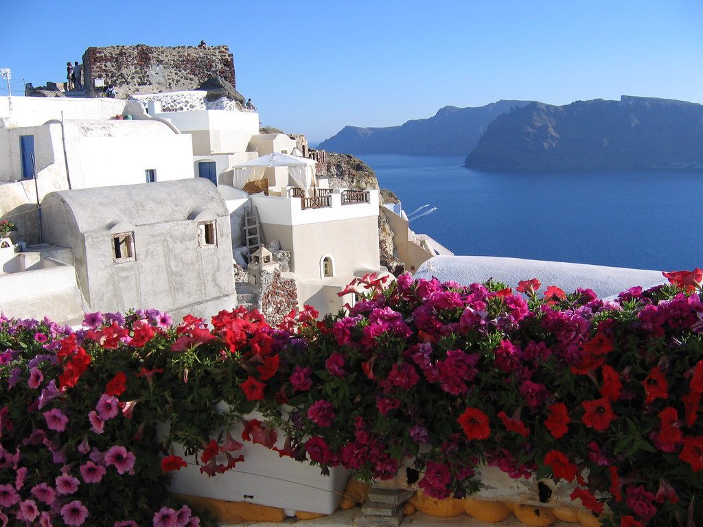 Azul, blanco, flores y mar. Pura isla griega