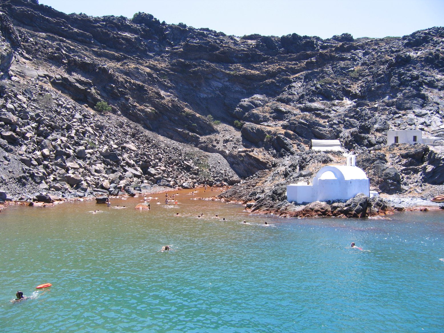 Aguas termales en Santorini – Disfruta de un baño en el «volcán»